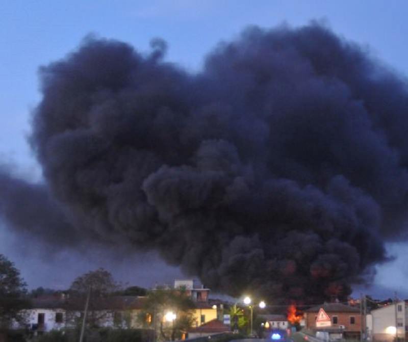 Paura a Palermo, un rogo “divora” un magazzino di scooter e biciclette Paura a Palermo, un rogo “divora” un magazzino di scooter e biciclette