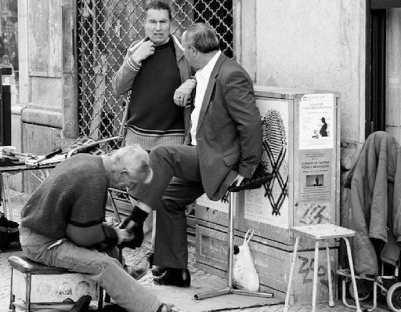 Corsi per lustrascarpe. E perchè non per lavandaie, ricottari, ecc…