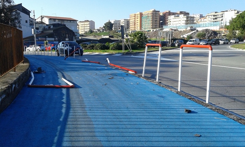 Resti di un incidente sulla pista ciclabile del lungomare