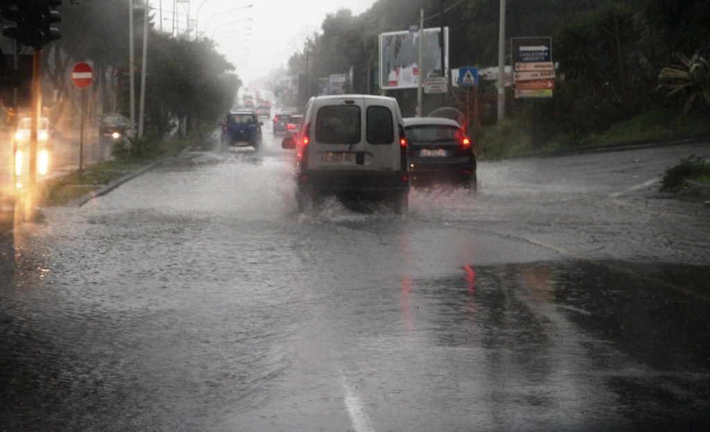 Caos a Trapani: le strade diventano fiumi. Il maltempo si espande in tutta la Sicilia
