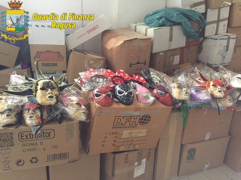 Sequestrati oltre 100 mila articoli di Carnevale non sicuri Sequestrati oltre 100 mila articoli di Carnevale non sicuri