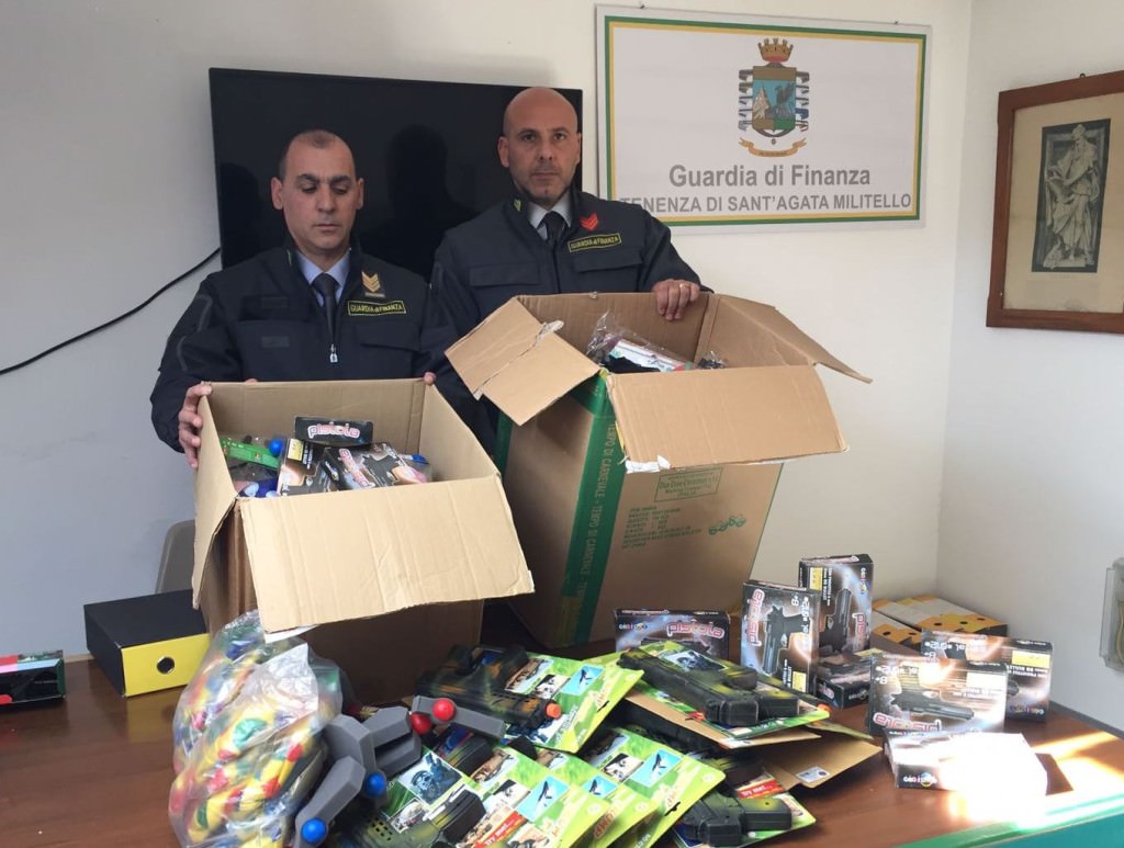 I finanzieri sequestrano oltre 10.000 prodotti contraffatti e “pericolosi”. Denunciato il titolare