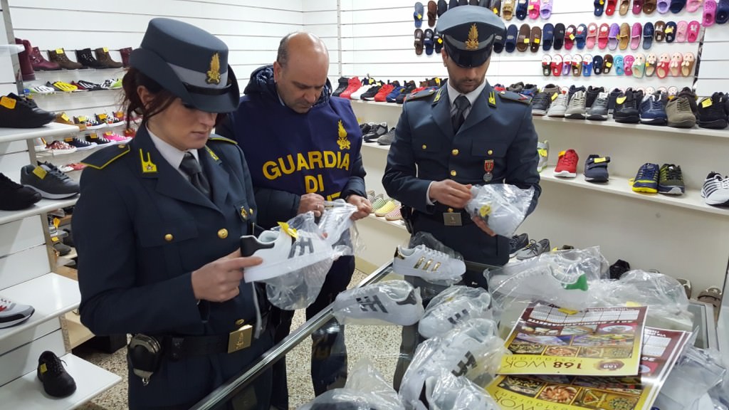 Contraffazione e ricettazione: denunciati 2 imprenditori cinesi, sequestrati contanti e assegni