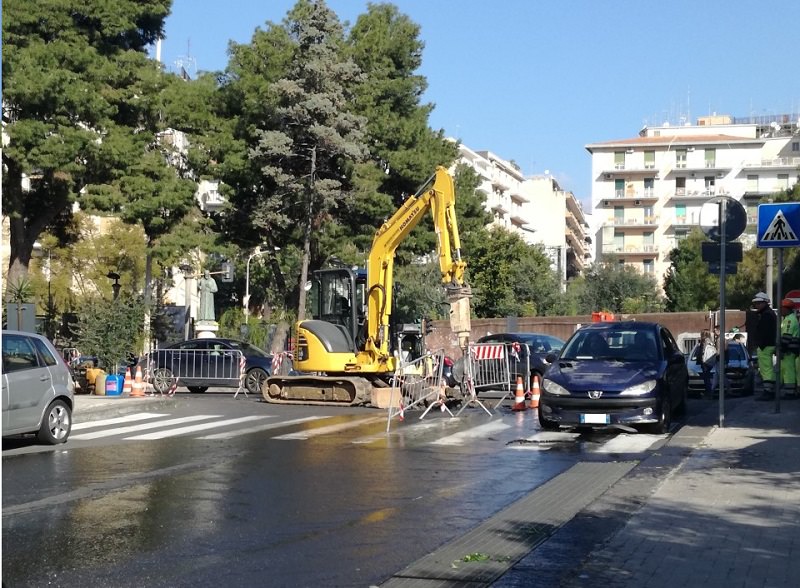 Operai forano per errore una tubatura dell’acqua, strada allagata e traffico in tilt nell’ora di punta