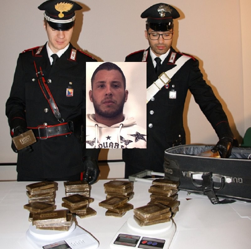 Sorpreso con 5 kg di hashish in casa: 25enne arrestato dai carabinieri Sorpreso con 5 kg di hashish in casa: 25enne arrestato dai carabinieri