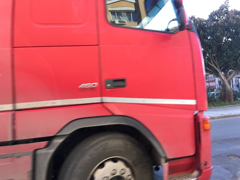 Investe 10 macchine parcheggiate: morto a bordo del suo camion