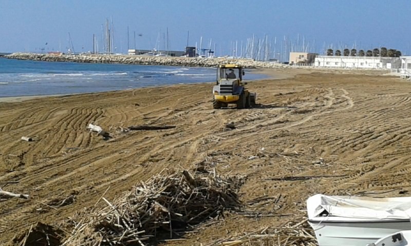 Spiagge ragusane invase dai detriti: al via un servizio di igiene straordinario