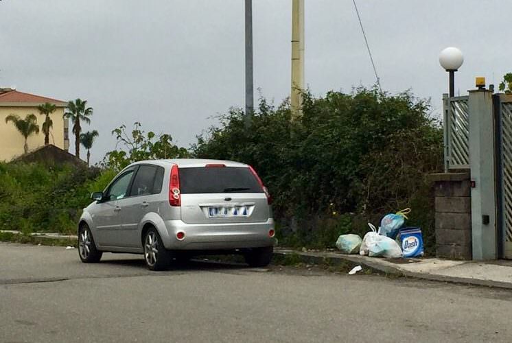 Trovato senza vita nella propria auto, è giallo a Riposto Trovato senza vita nella propria auto, è giallo a Riposto