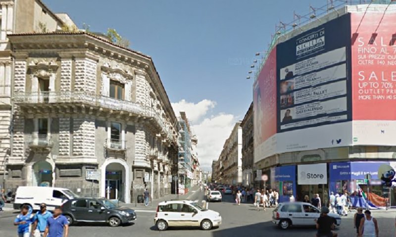 Cera a terra: scooter scivola in via Etnea