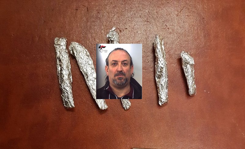 Continua a spacciare in casa mentre è agli arresti domiciliari: in manette 45enne Continua a spacciare in casa mentre è agli arresti domiciliari: in manette 45enne