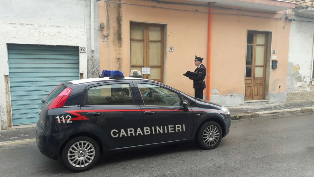 La madre di 87 anni cade a terra e il figlio la lascia morire senza chiamare i soccorsi. Per lui scattano le manette