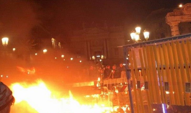 Paura a piazza Stesicoro: fiamme alte mentre i fedeli attendono la Santa. IL VIDEO