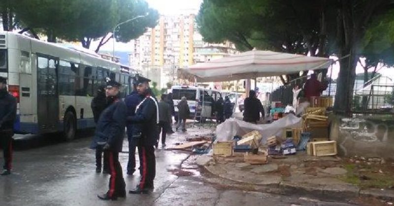 Carabinieri e Polizia Municipale devolvono in beneficenza 2000 kg di frutta e verdura Carabinieri e Polizia Municipale devolvono in beneficenza 2000 kg di frutta e verdura