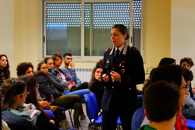 “Chi non denuncia è complice”: i carabinieri incontrano gli studenti del “Gargallo”