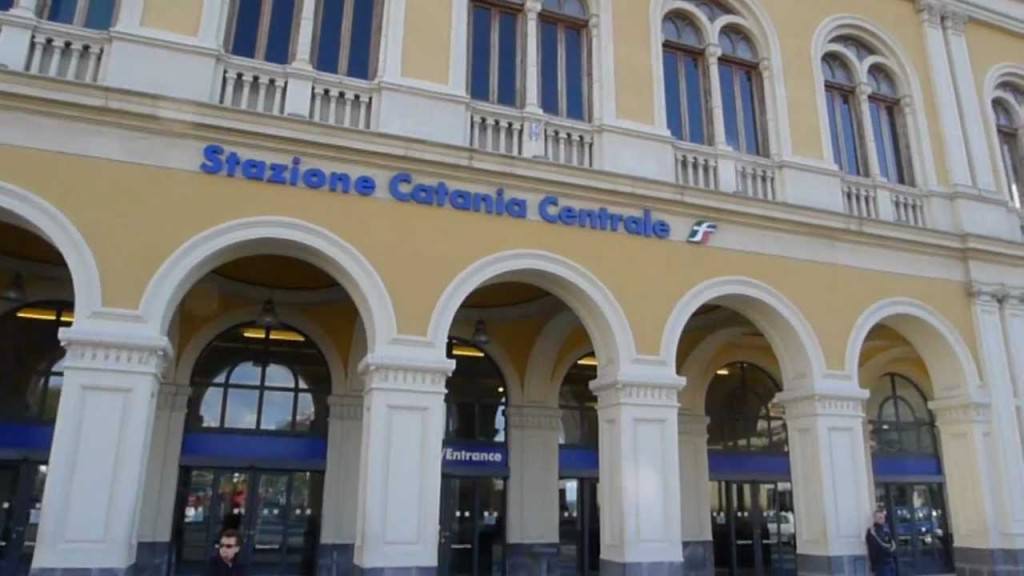 Entra in stazione con due machete, una spada e una balestra, fermato un marocchino