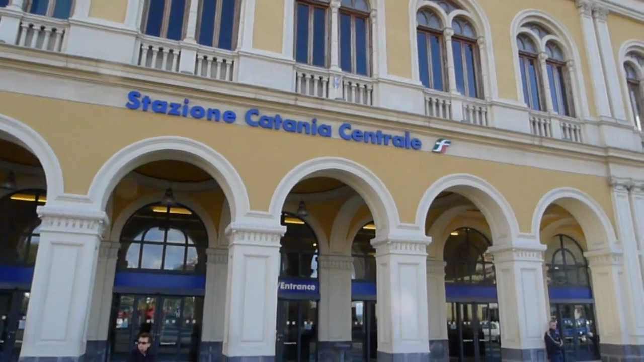 Entra in stazione con due machete, una spada e una balestra, fermato un marocchino Entra in stazione con due machete, una spada e una balestra, fermato un marocchino