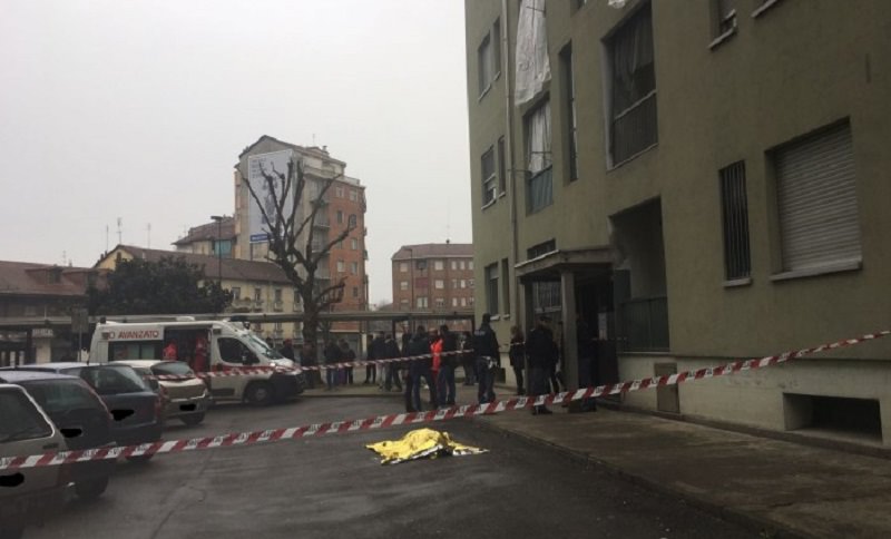 Accoltella il figlio di 7 anni e si lancia dal balcone: sotto choc il marito