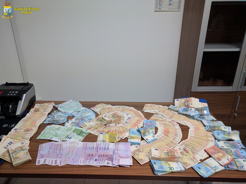 Traffico di valuta al porto di Pozzallo: sequestrati 110 mila euro in contanti