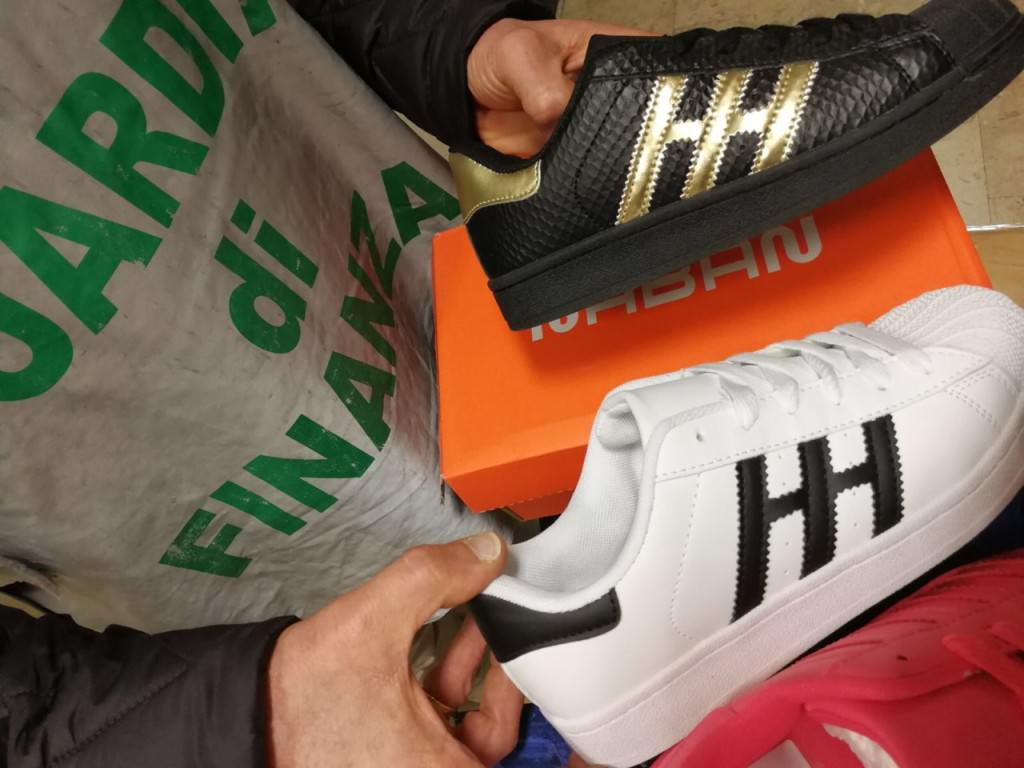 Sembrano dell’Adidas, ma sono contraffatte: sequestro di 5 mila scarpe a Misterbianco