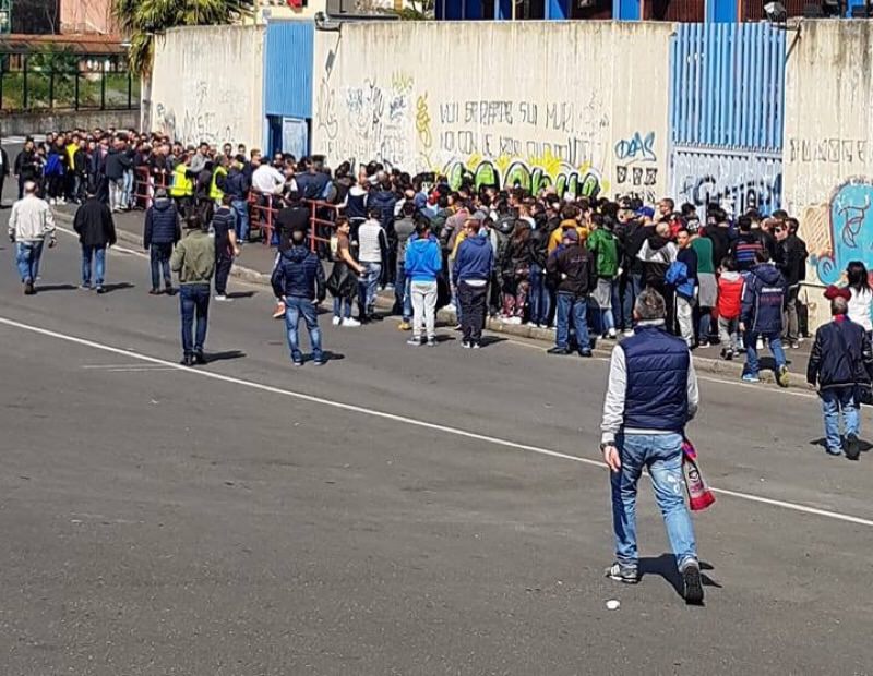 Catania, tifosi “bloccati” fuori dal Massimino: caos all’ingresso della Nord