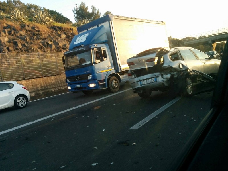 Scontro in tangenziale, auto finisce contromano: code chilometrice e una persona in ospedale. FOTO