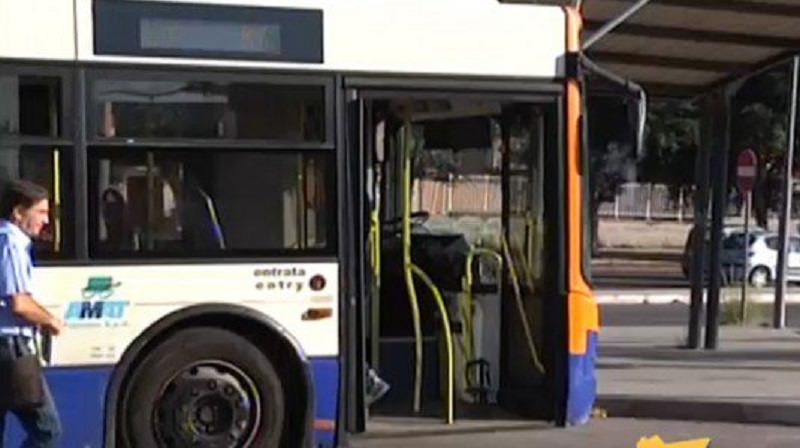 Scontro pullman-autobus, paura in piazza Giulio Cesare: lunghe code e rallentamenti