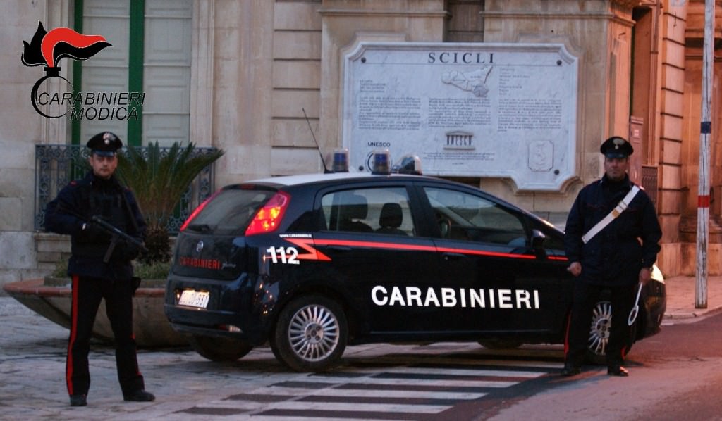 Il periodo di prova finisce, ma lei ed il marito pretendono liquidazione con violenza: arrestati