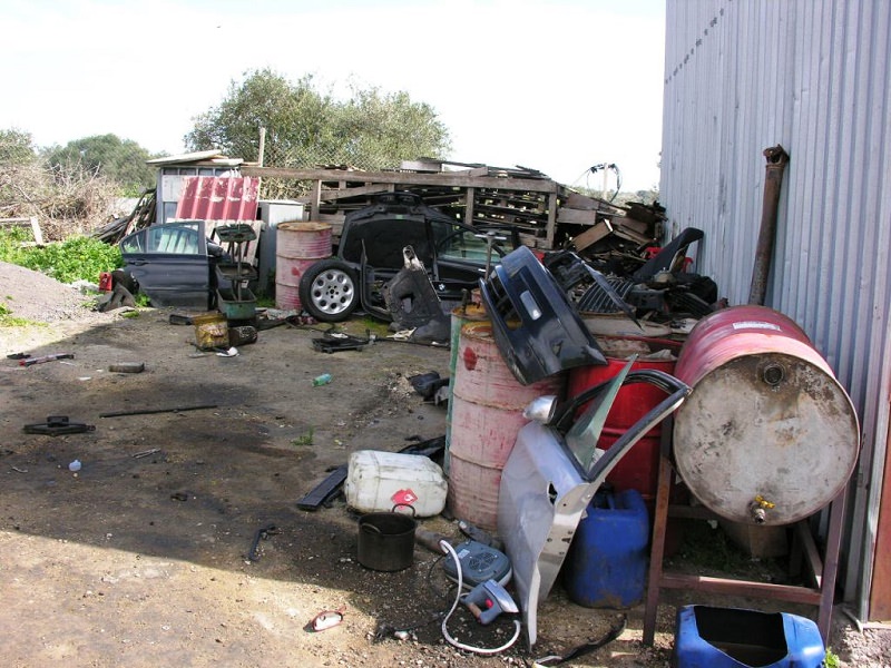 Scovato centro di rottamazione abusivo, denunciato il titolare Scovato centro di rottamazione abusivo, denunciato il titolare