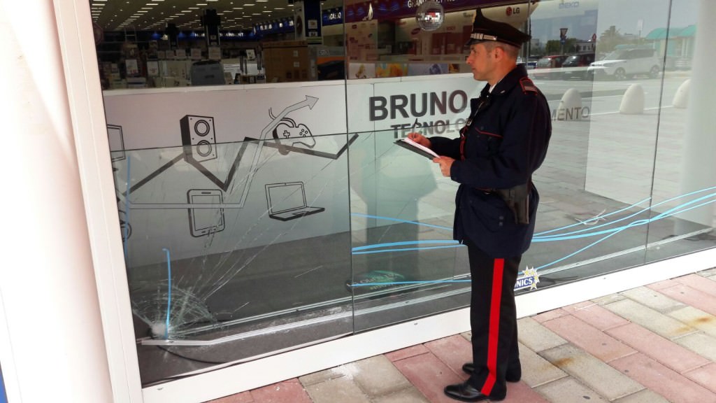 Sfondano vetrina e rubano telefoni all’Auchan di Melilli