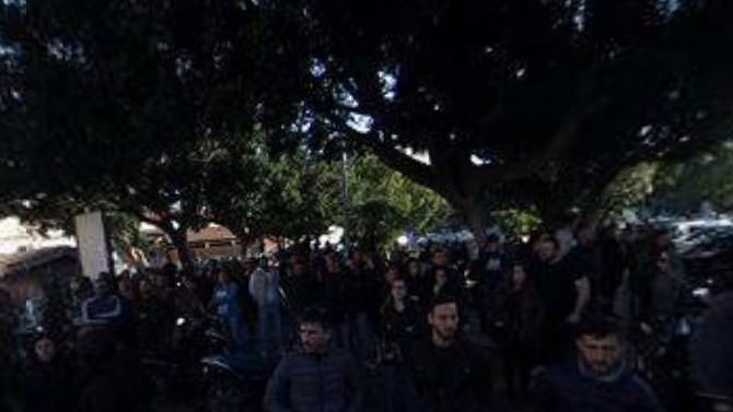 Una folla commossa e uno striscione per l’ultimo saluto a Domenico Crisafulli