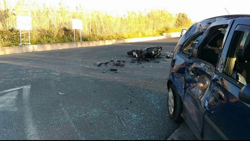 Impatto frontale sulla Noto-Pachino: motociclista 33enne in prognosi riservata
