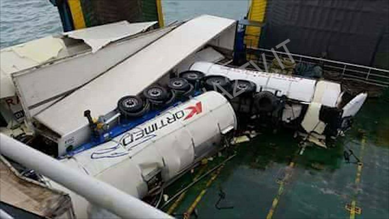 Nave Palermo Salerno in balia delle onde: cisterne in mare e camion ribaltati Nave Palermo Salerno in balia delle onde: cisterne in mare e camion ribaltati