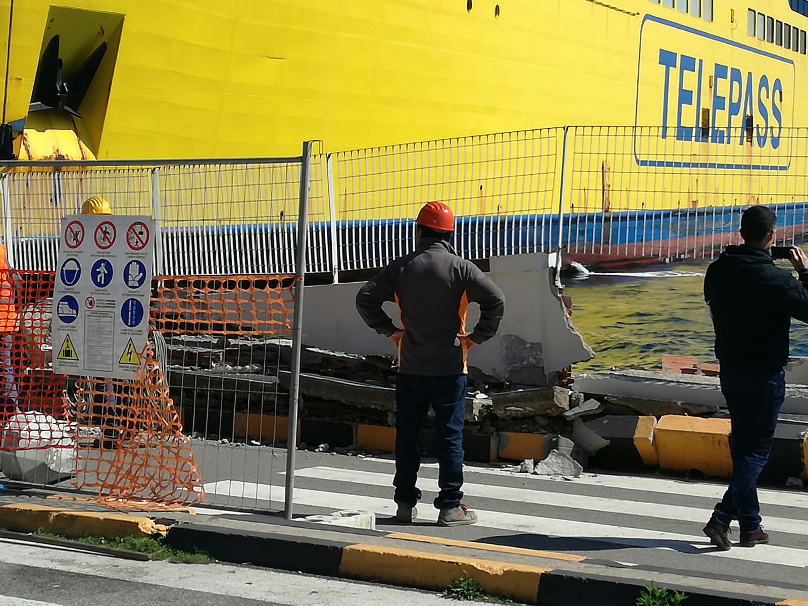 Tragedia sfiorata sulla stiva di una delle navi Tirrenia: marinaio schiacciato da un trattore