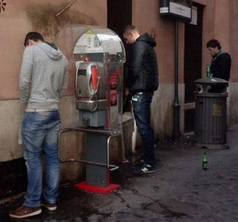 Sorpresi a urinare davanti a un portone, scatta la maxi multa da 30 mila euro