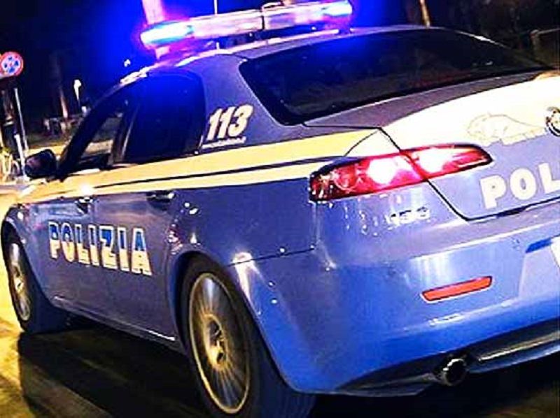 Esplosione in via Pietro Novelli, bomba danneggia 4 auto: indagini in corso e in città torna la paura