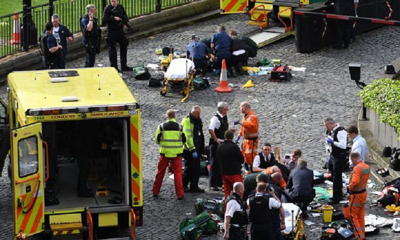 Attentato a Londra, 4 morti e decine di feriti. Sarebbe terrorismo