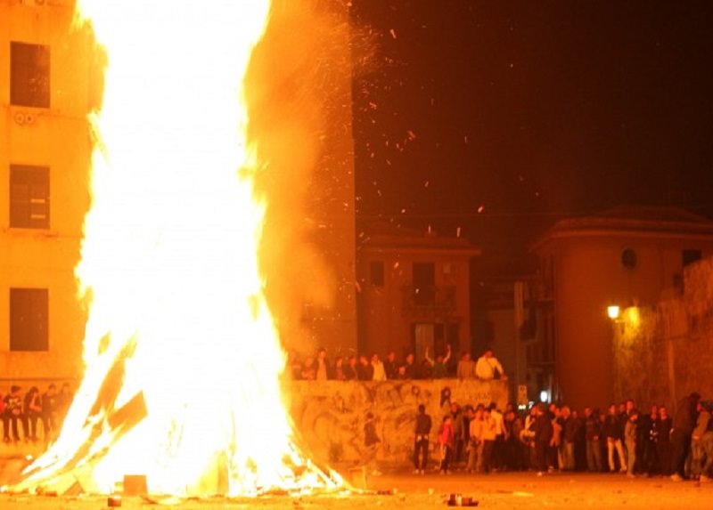 “Vampe” di San Giuseppe: decine di roghi in città e vigili del fuoco presi a sassate