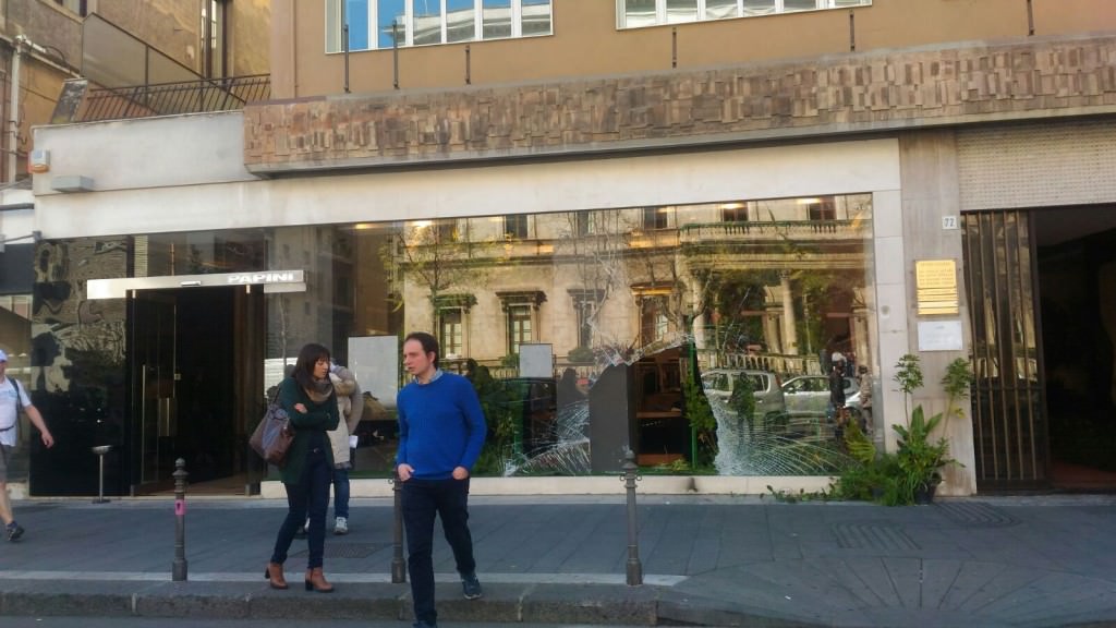 Ancora “razzie” nel capoluogo etneo: in frantumi la vetrina di Papini, colpito anche Jepssen
