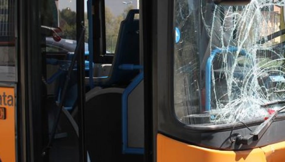 Tre minorenni autori di una sassaiola contro 4 bus: autisti costretti a fermarsi