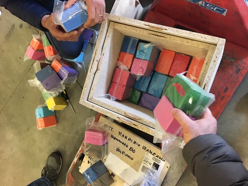 Carico di droga spedito in una cassa da vino. “Interrotto” un business da 300mila euro Carico di droga spedito in una cassa da vino. “Interrotto” un business da 300mila euro