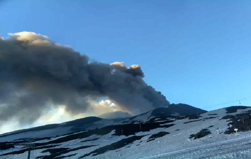Esplosione freatica sull’Etna: 10 feriti tra turisti e vulcanologi