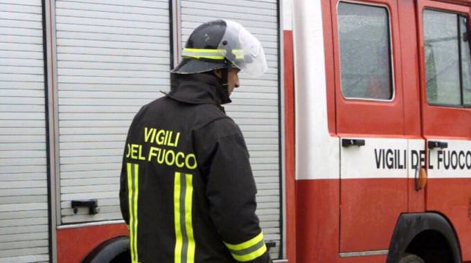Paura nella notte, in fiamme panineria ambulante: indagano i carabinieri