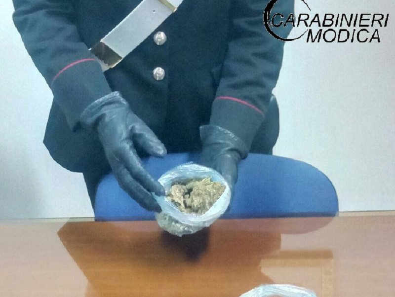Sospetto viavai e marijuana ben nascosta in diversi punti di casa: arrestato 24enne Sospetto viavai e marijuana ben nascosta in diversi punti di casa: arrestato 24enne