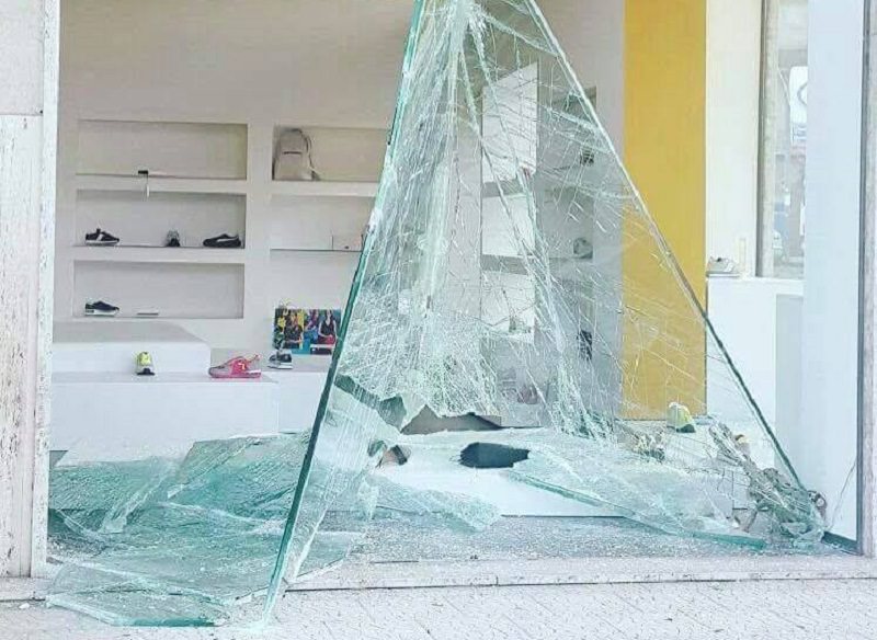 Furto con scasso al negozio di calzature Mickey, i titolari: “È la dodicesima volta in meno di 10 anni”