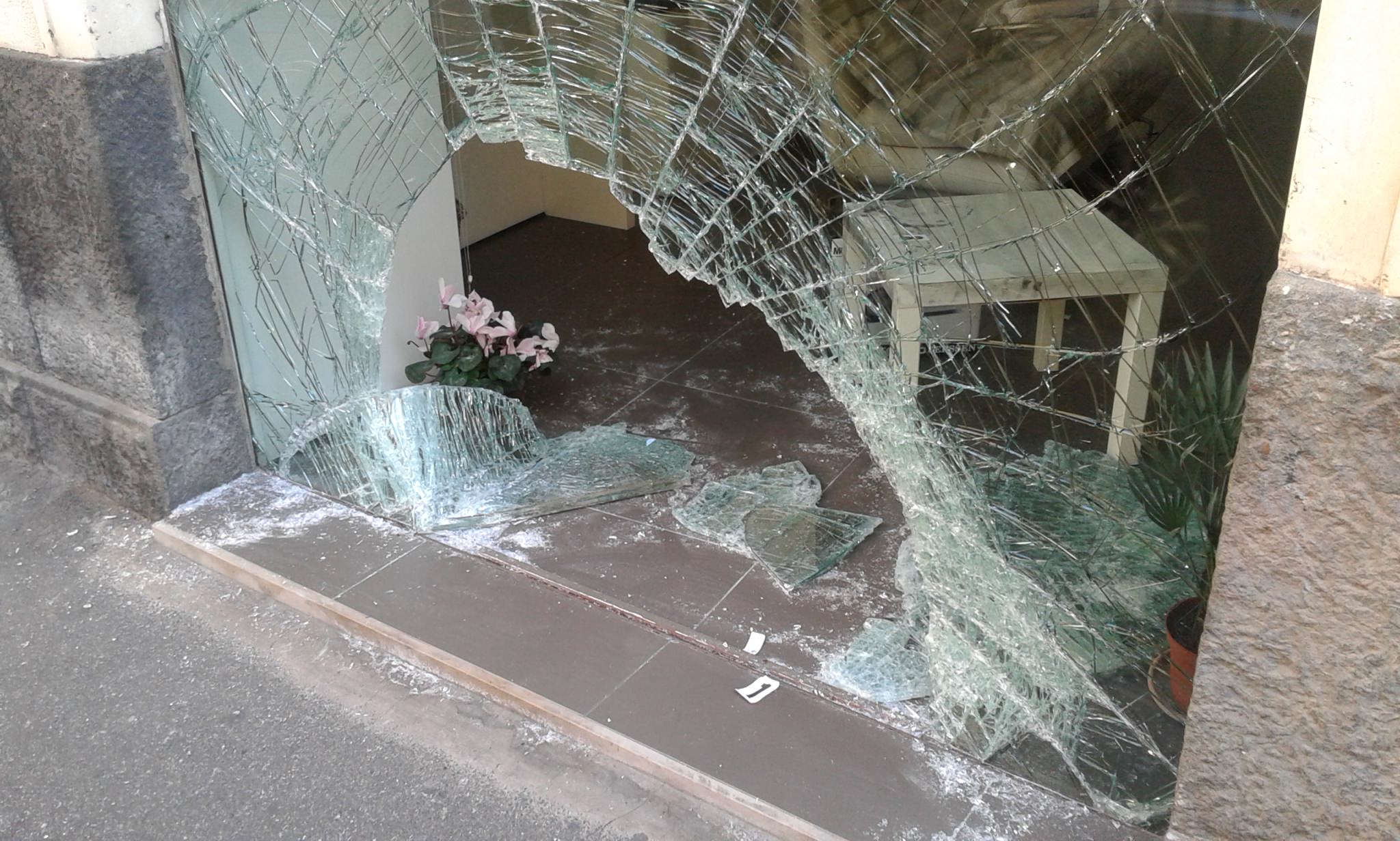 Furti e saccheggi a Catania: “Potenziamo la sicurezza per tutelare commercianti”