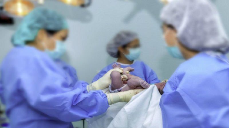 Cordone ombelicale lo soffoca, neonato muore mezz’ora dopo il parto: cartelle cliniche sequestrate. La tragedia a Palermo
