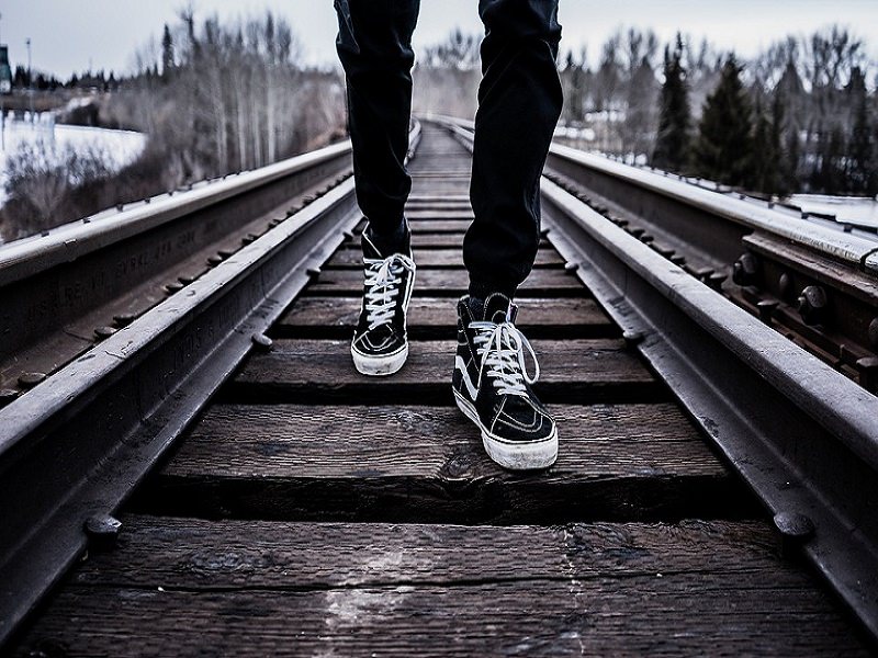 Si fa un selfie sui binari ma viene travolto dal treno, vittima un 13enne
