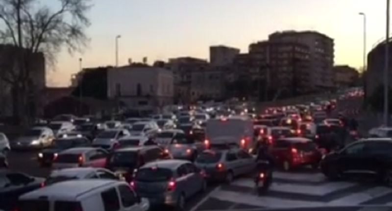 In auto alla circonvallazione, Catania come Kabul