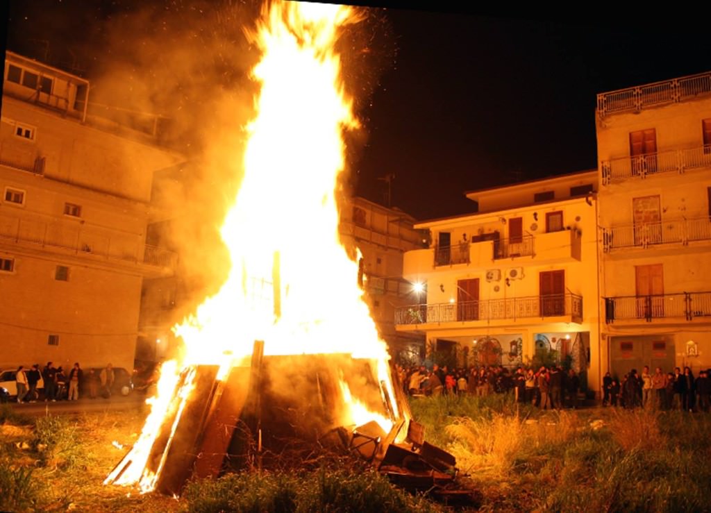 Vampa di Belmonte Mezzagno, un 24enne si getta tra le fiamme
