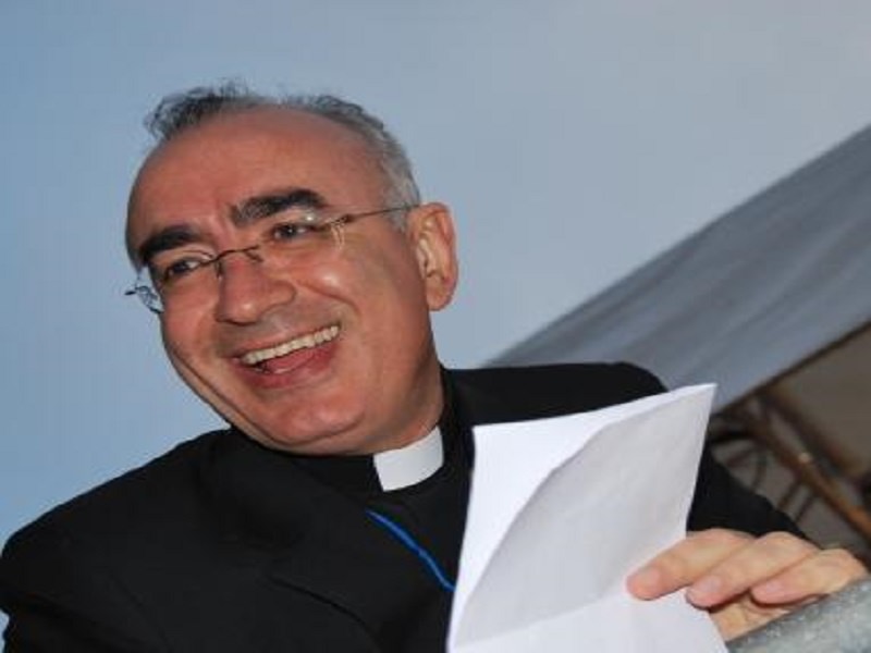 Vescovo di Noto accetta invito di Papa Francesco e canta “Occidentali’s Karma”